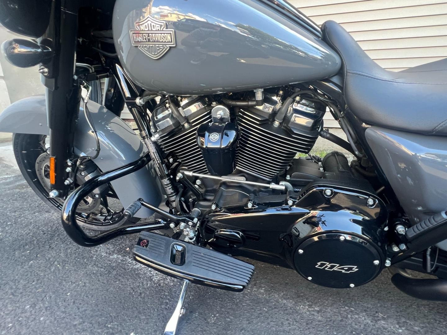 2022 GRAY Harley-Davidson FLHXS - (1HD1KRP18NB) , located at 1018 Brunswick Ave, Trenton, NJ, 08638, (609) 989-0900, 40.240086, -74.748085 - Photo#13